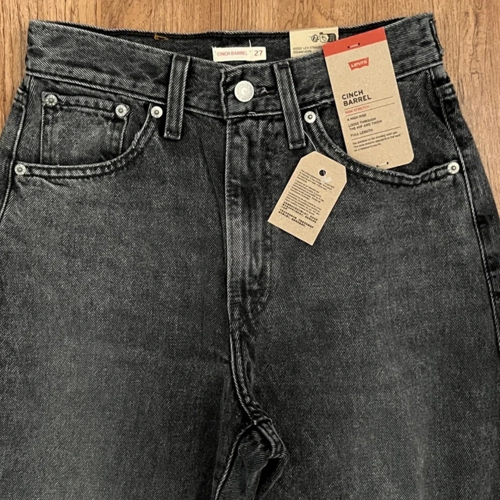 Levi's Women's Cinch Waist Barrel Jeans - Picture 7 of 15
